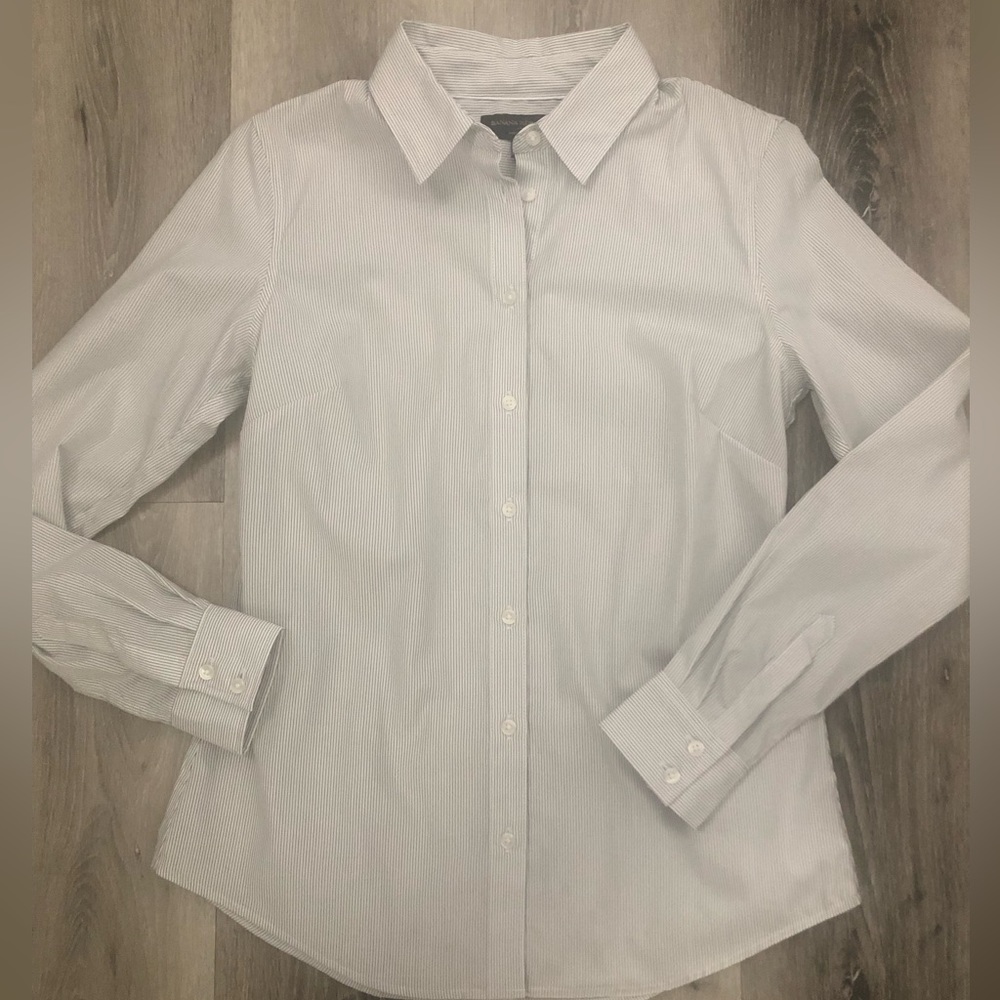 NWOT * Banana Republic Pin Striped Tailored Fit Womens Dress Shirt * Size 2